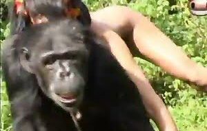 Negras redtube safada muito gulosa devorando a pica gigante desse cara branco - Mulheres transando com macaco